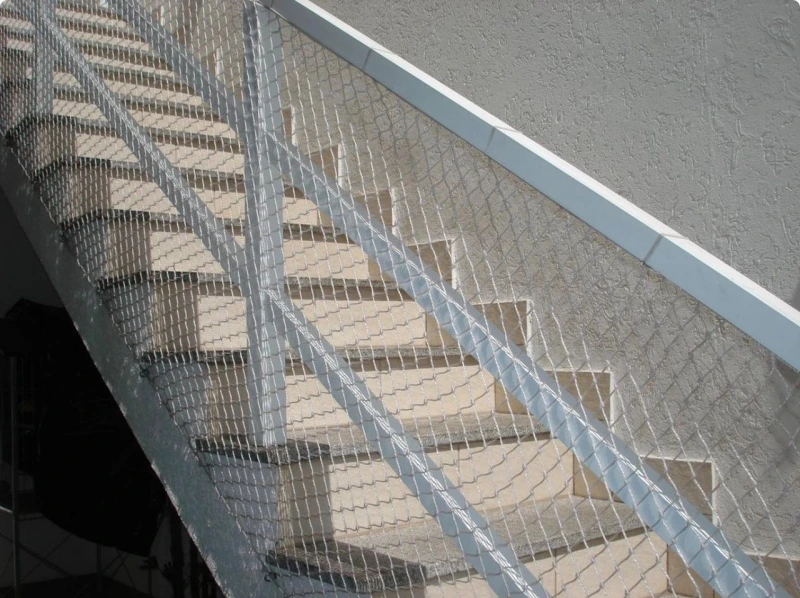 Instalação de redes de segurança para escadas no Litoral Paulista